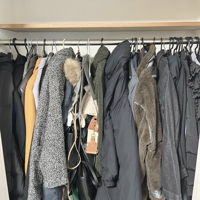 「80本以上購入した」無印良品の“天才ハンガー”服がすべりにくくて快適すぎる！「何本あってもいい！」「ノンストレスです」