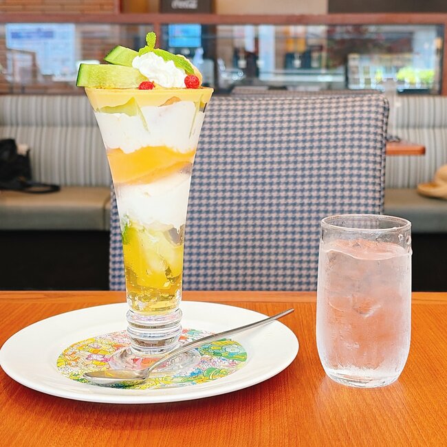 「好きなものしかない」「おいしかったー！」ロイヤルホストの“宝石みたいなスイーツ”メロンづくしで幸福感えぐい…！「すごく美味しくて幸せ」