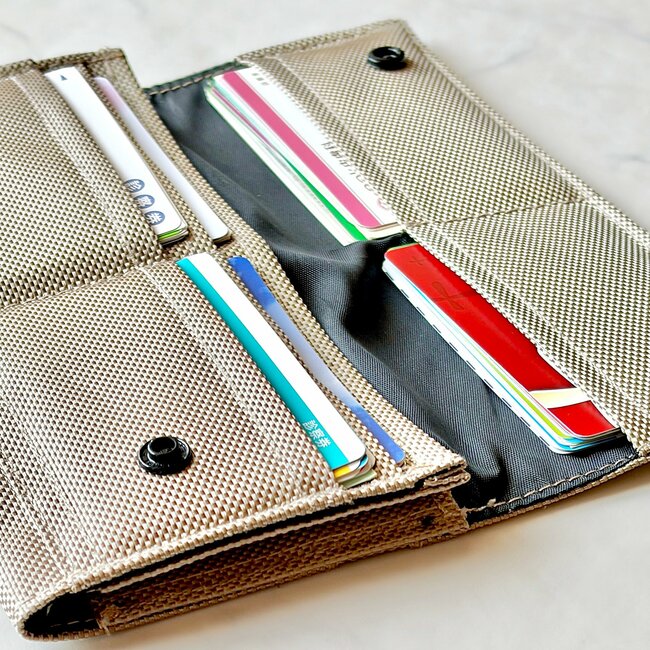 カードや診察券が72枚入った…！ダイソーの「めちゃ軽ウォレット」ポケットたくさんで収納力バツグン！