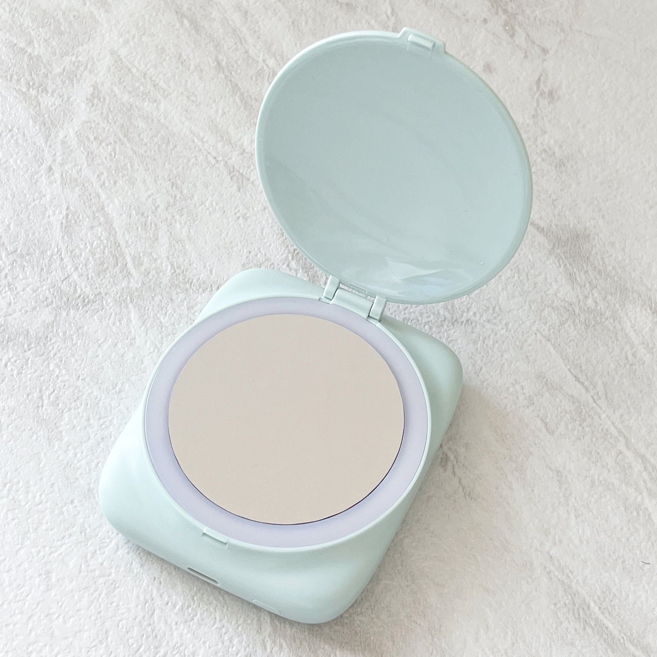 考えた人、天才すぎない?3COINSの“LEDミラーがついたモバイルバッテリー”メイク直しができて便利すぎる!「見た目も可愛い」「すごく良いです」