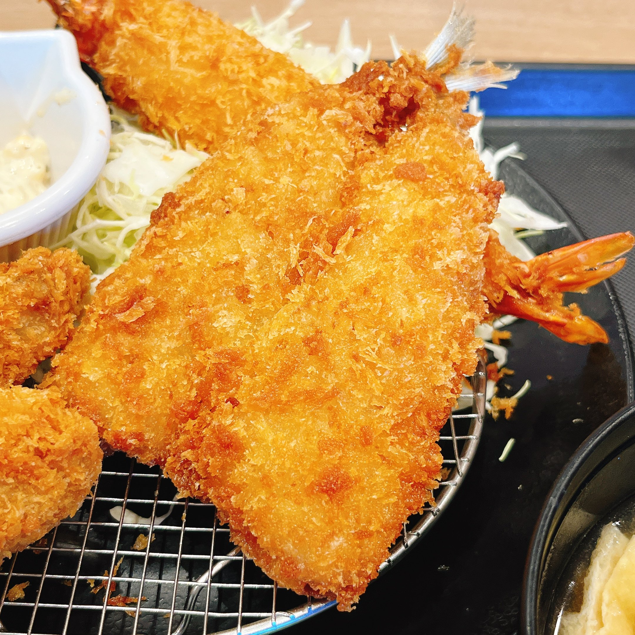エビフライの大きさにビックリ…！松のやの「揚げ物てんこ盛りメニュー」旨みがスゴくて米が止まらない！