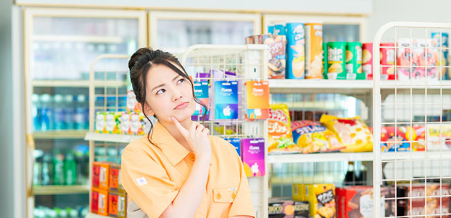 コンビニで悩む女性