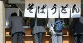 こりゃ深刻だわ…40代のタイミーおじさんが「立ち食いそば屋」で痛感した人手不足のリアル