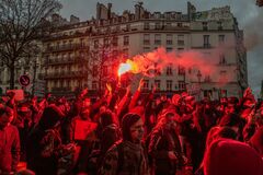 マクロン氏を襲う仏政治の分断、日和見も限界か