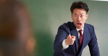 英和辞典をゴミ箱にぶん投げる！京都のトップ進学校「伝説の英語教師」の破天荒すぎる授業の中身とは