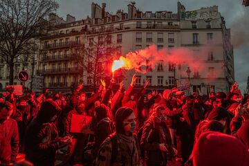 マクロン氏を襲う仏政治の分断、日和見も限界か