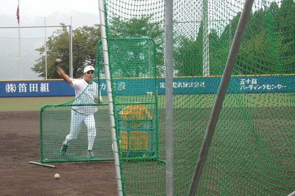 写真：バッティングピッチャーを務める小宮山悟監督