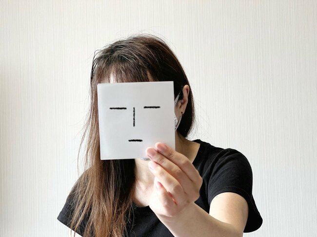 【中学英語でOK】「quiet」だけじゃない！ “無口”を英語で自然に言う3つの方法