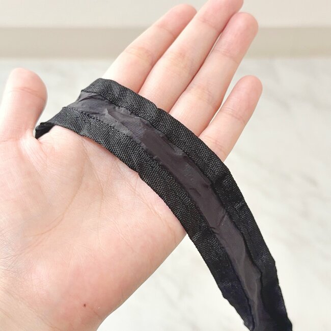 「店頭で見つけて即買い」3COINSの“めちゃ軽ショルダーバッグ”1泊分の荷物が入って便利！「くしゅっとしまえる」「色違いも購入しよう」《購入レビュー》