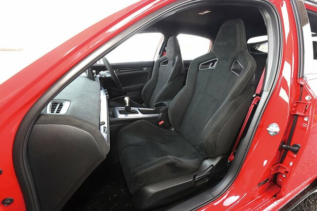 ホンダ・シビック・タイプRレーシングブラックパッケージ前席