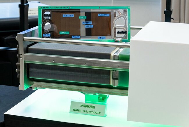 「トヨタテクニカルワークショップ2023」で初公開された、水電解による水素製造装置の技術展示