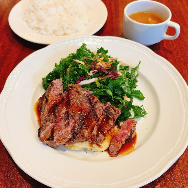 「激うま！」「3皿食べたい」ロイヤルホストの“平日限定ランチ”旨みたっぷりで大満足！「元気出た！最高！」「お肉がっつり食べられる」《実食レビュー》