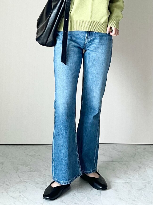 「とにかく着痩せする」「色違いで3本購入」ユニクロの“1990円ジーンズ”はくだけで脚長に見えて嬉しい！「出会えてよかった神商品」