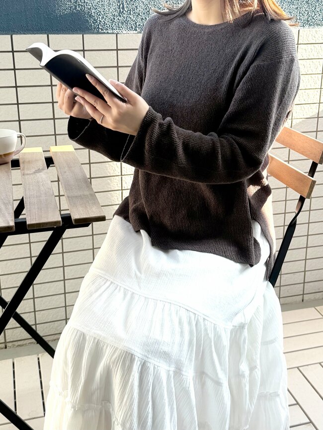 「色違いで3つ購入」グローバルワークの“1995円トップス”ゆるっとシルエットで体型カバー効果ばつぐん！「スッキリ見えます」「これからの季節にちょうど良さそう」