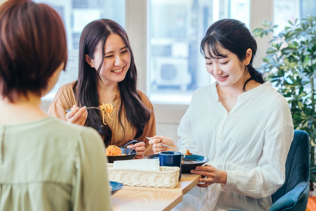 会話に入れていない人に気づいたとき、育ちがいい人ならどうする?