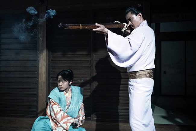 織田信長（右）と森蘭（＝森蘭丸、演：市川團子） （C）NHK