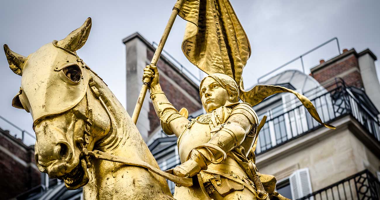 フランスでは「英雄」、イギリスでは「頭のおかしい悪女」。ジャンヌ・ダルクの評価は、なぜ英仏で異なるのか?