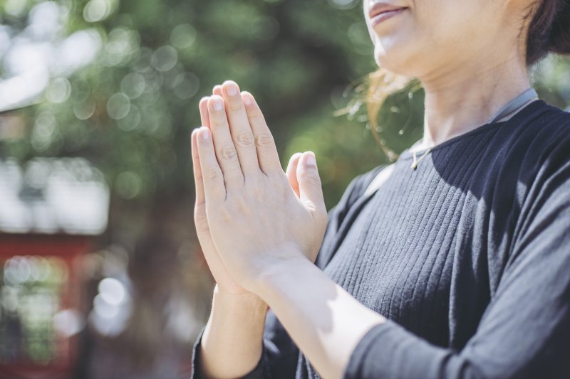 【金運を上げたいのなら】幸せなお金に恵まれるための祈り方には、ちょっとしたコツがあります