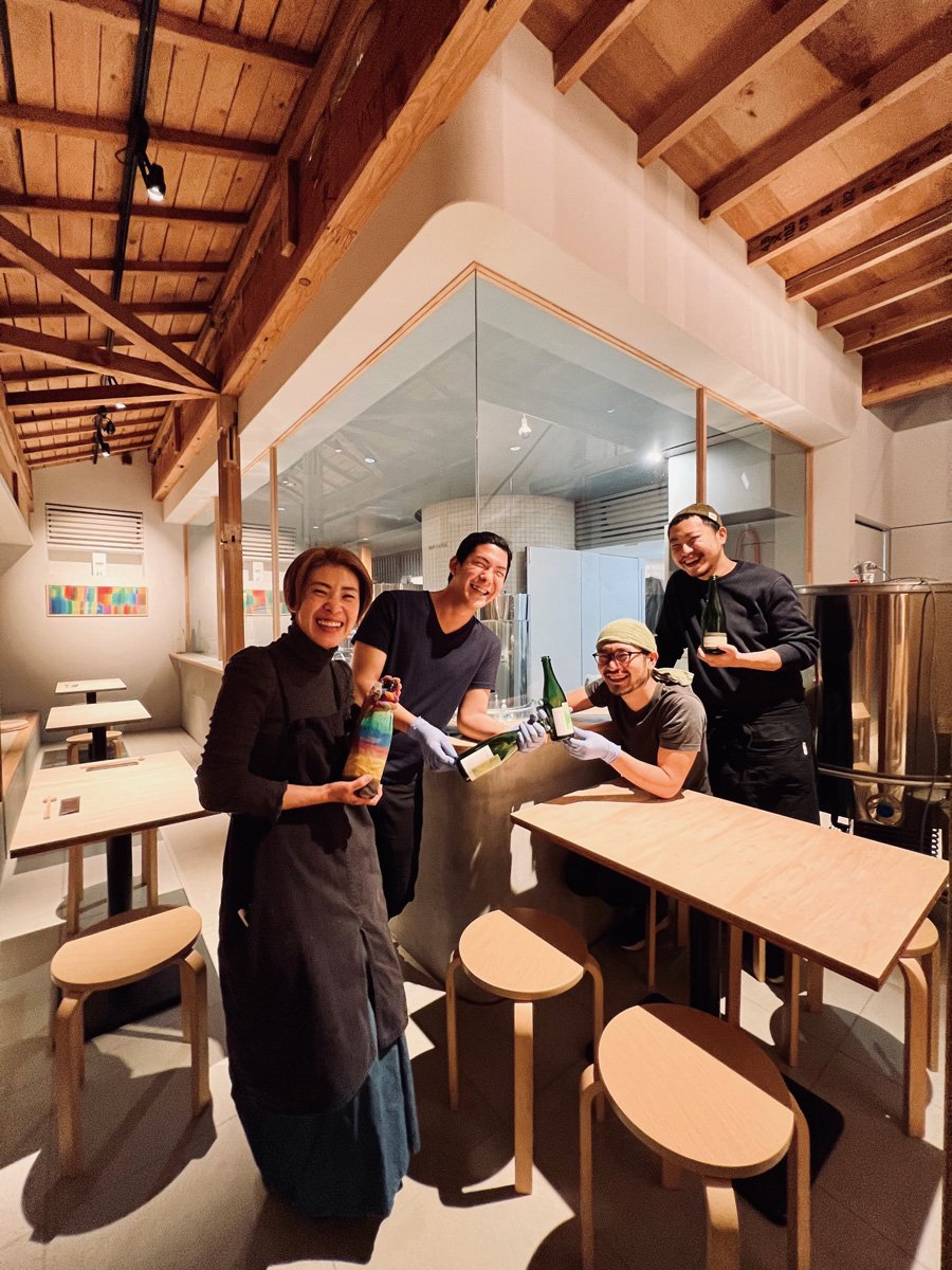 古民家を改修し、醸造所はガラス張り。飲食も可（要予約）。右から、代表の佐藤太亮さん、醸造責任者の立川哲之さん、蔵人の後藤優希さん、ブランドディレクターのみずきさん