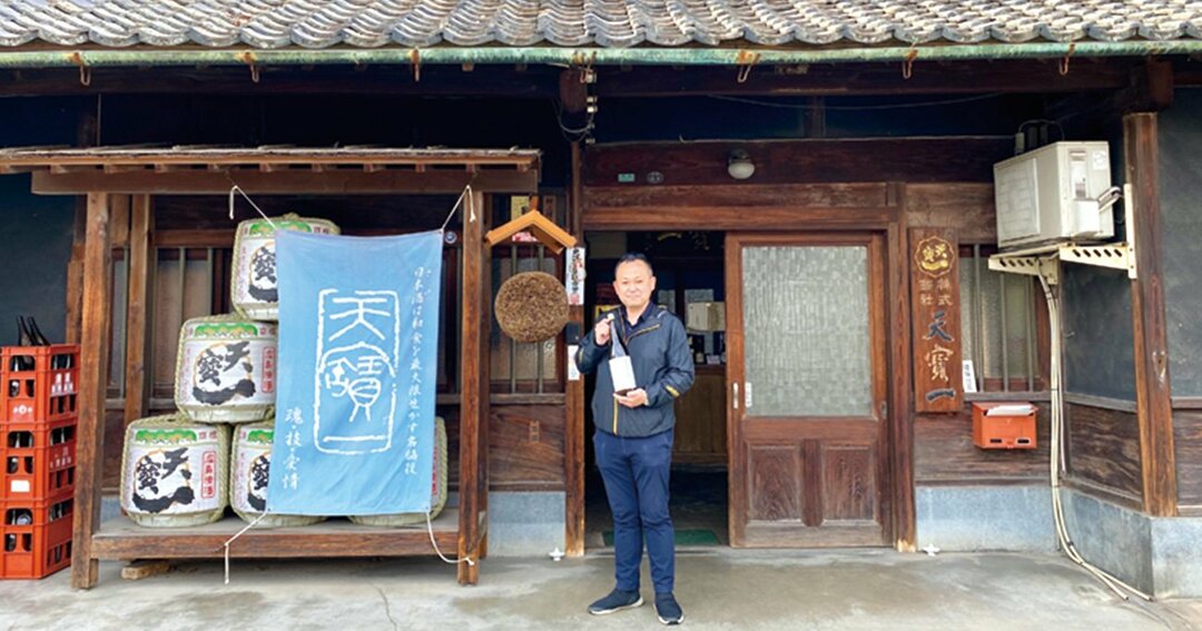 旧山陽道沿いに立つ蔵と村上康久さん