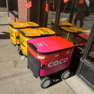 宅配ロボットの受難　路上は危険だらけ