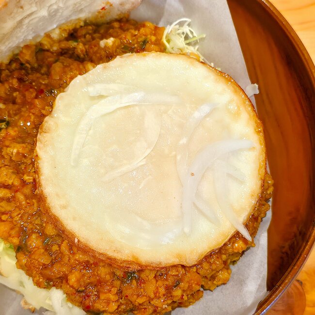 思わず目を疑ったよ…！コメダ珈琲の“衝撃的な新メニュー”具材が滝のようにあふれてくる！「旨いけど食いづらいぜ」「マジで気に入っちゃった」