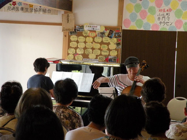 山元町の普門寺で、町の人たちを前に演奏する英順さんとピアノの鳥居はゆきさん