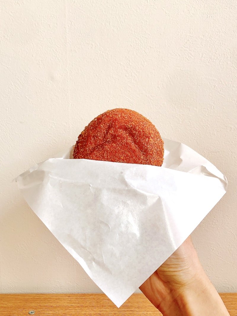 「コンビニ侮れねぇ」「開発してくれた方ありがとう」セブンの“お店で揚げたカレーパン”カリッカリの生地がウマすぎる！「3日間ぐらいは連続で食べてる」