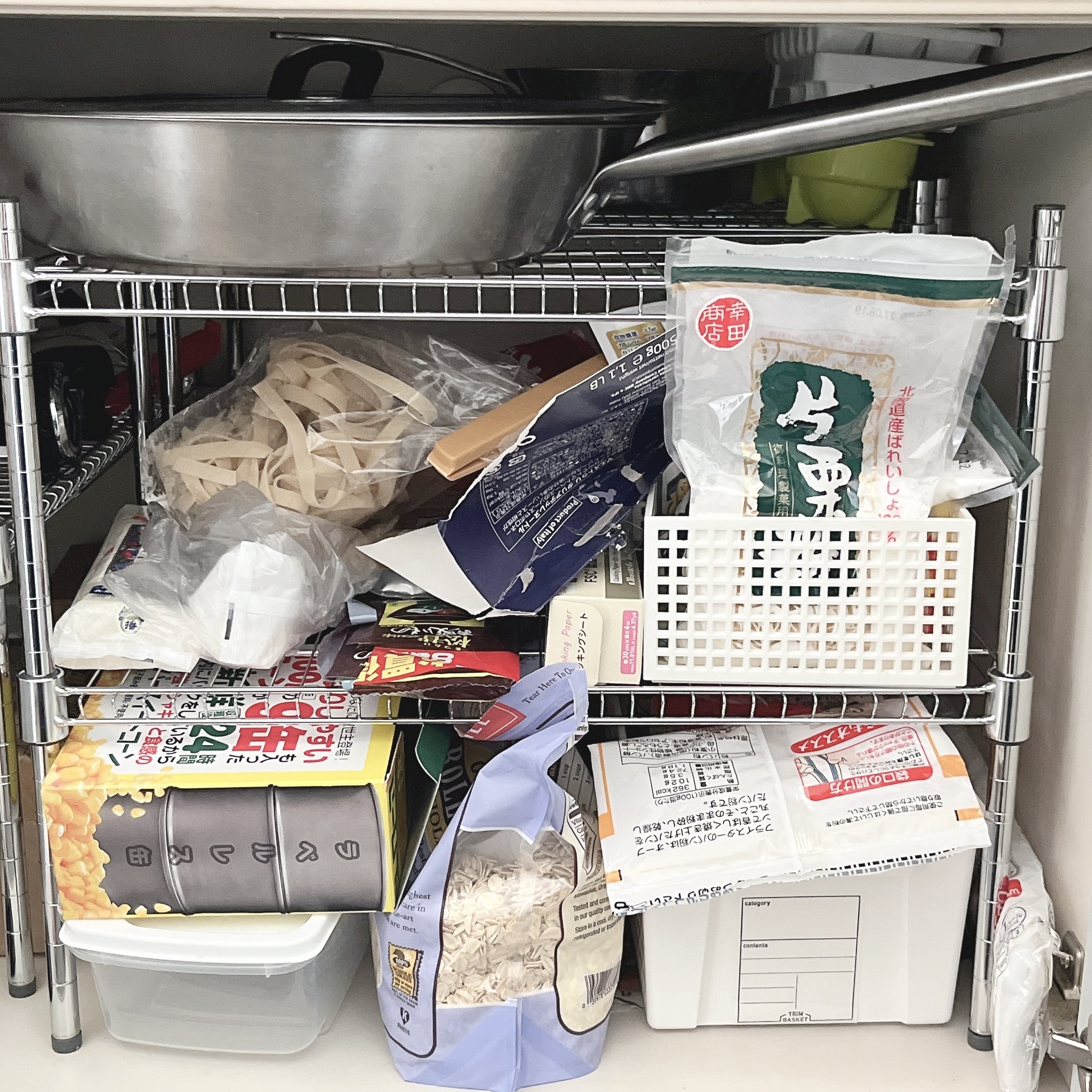 「何度購入したかわからない」3COINSの“置きたい場所にフィットする収納”キッチンのごちゃごちゃがスッキリ片付いた！「とても重宝しています！」「嬉しいサイズ感」