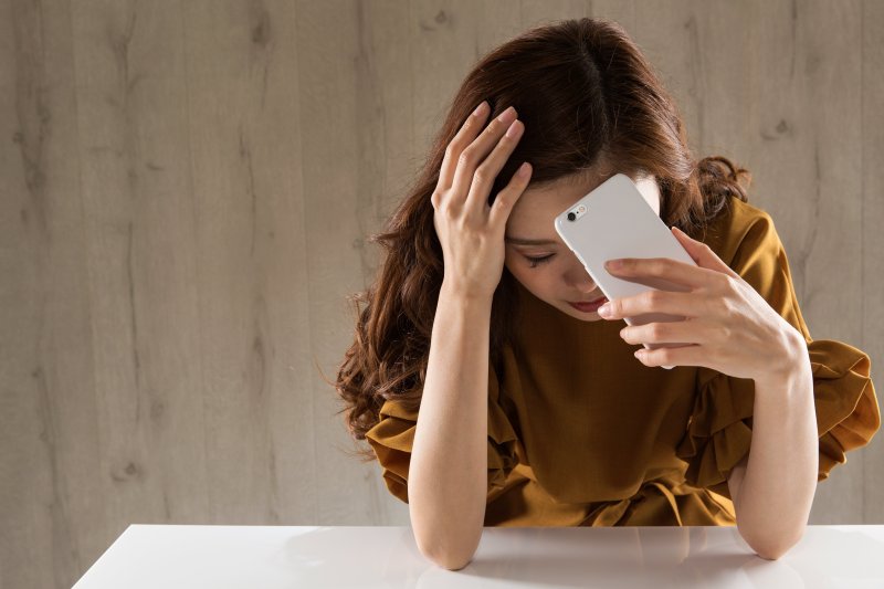 SNSが手放せない人が<br />陥りやすい<br />「生きづらさ」の原因とは?