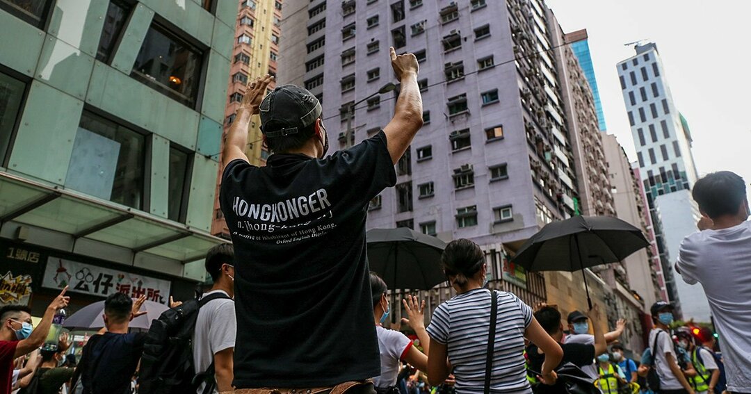 香港の路上を行進