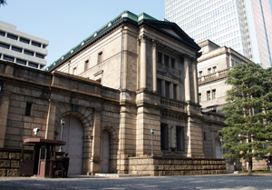 マイナス金利で勃発!金融界のマネー押し付け合い