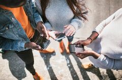 米ロサンゼルス統一学区、校内のスマホ使用禁止へ