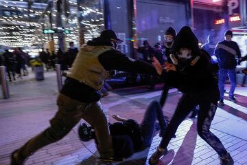 トランプ氏支持者の抗議デモ、暴力に発展　21人逮捕