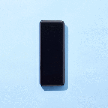 サムスン折り畳みスマホ、未来的だが取り扱い注意