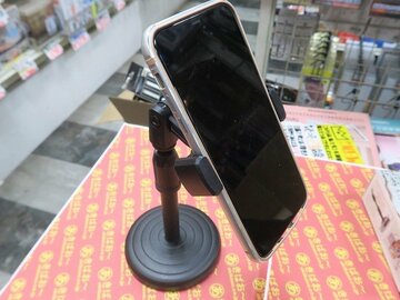 スマホとヘッドホンを一緒に固定できるマルチスタンド