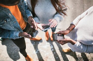 米ロサンゼルス統一学区、校内のスマホ使用禁止へ