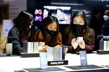 サムスン最新ギャラクシーS22、価格据え置きで購買層拡大を狙う