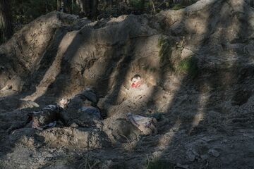 ウクライナの村長殺害、ロシア軍の残忍さ象徴