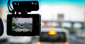「あおり運転」されて危険を感じたら…意外と知らない“奥の手のボタン”とは?《あのときの話題を再発見》