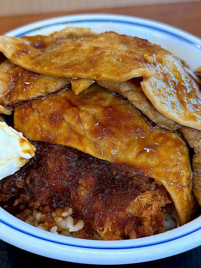 「こういうのがいいんだよ」 かつやの“豪快すぎるメニュー”お肉がドドンとのっててボリューム凄い！「白ごはんがドンドン進みます！」「パワーみなぎる男飯」