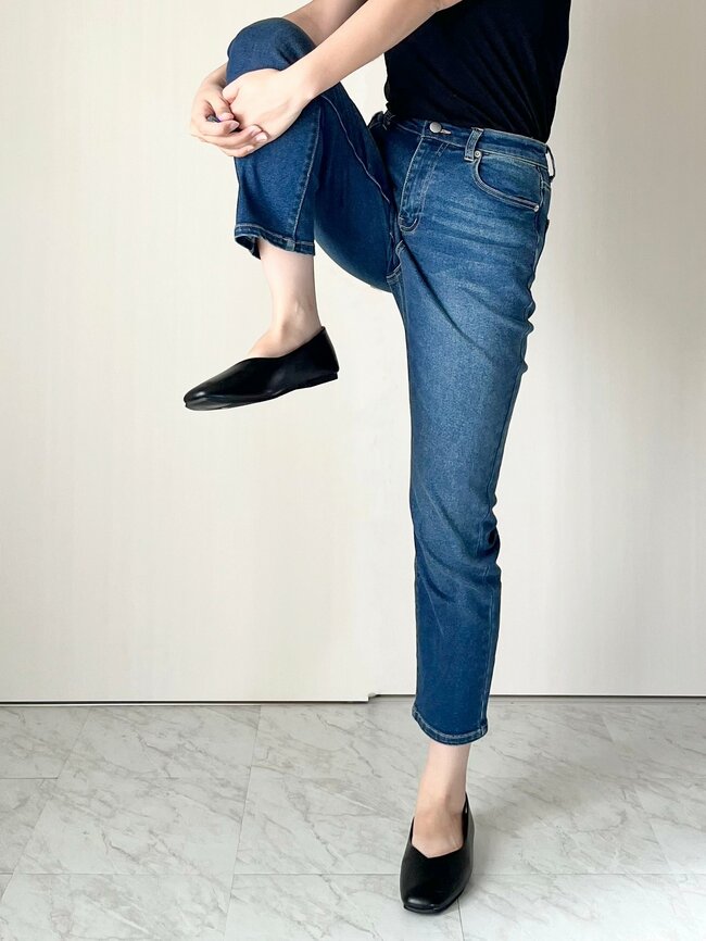 デニムなのに動きやすくて感動…!cocaの「びよーんと伸びるパンツ」シルエットが綺麗で、脚のラインがスッキリ見えるんです!