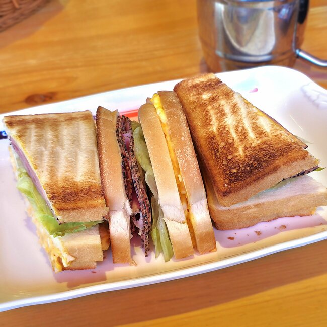 「おいしすぎて昨日も食べた」コメダ珈琲の“お肉たっぷりサンド”持つだけで具材があふれそうなんだけど…!「ハムの量がハンパない」「厚みやばかった」