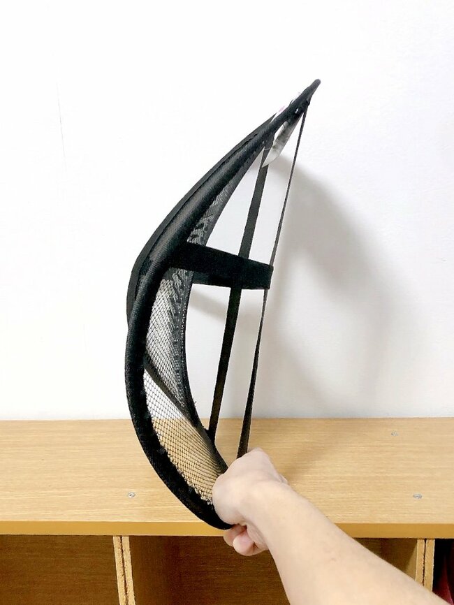 「腰がめちゃくちゃ楽になった」ダイソーの“メッシュ背もたれ”220円でここまで快適になるなんて…！「会社用を追加購入」「流石に良すぎこれ」