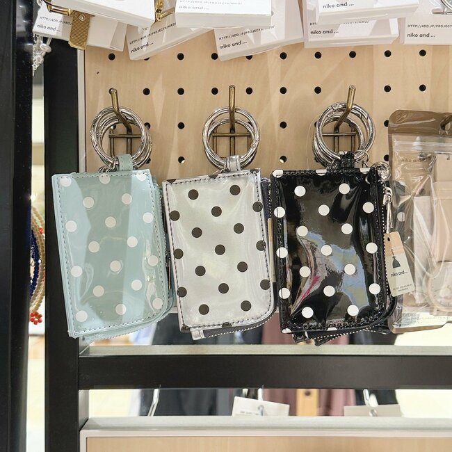 「毎日使ってます!」「本当に可愛いです」ニコアンドの“片手におさまるミニ財布”コンパクトなのにカードが10枚入って優秀!「見た瞬間、買おうと決めた」【購入レビュー】