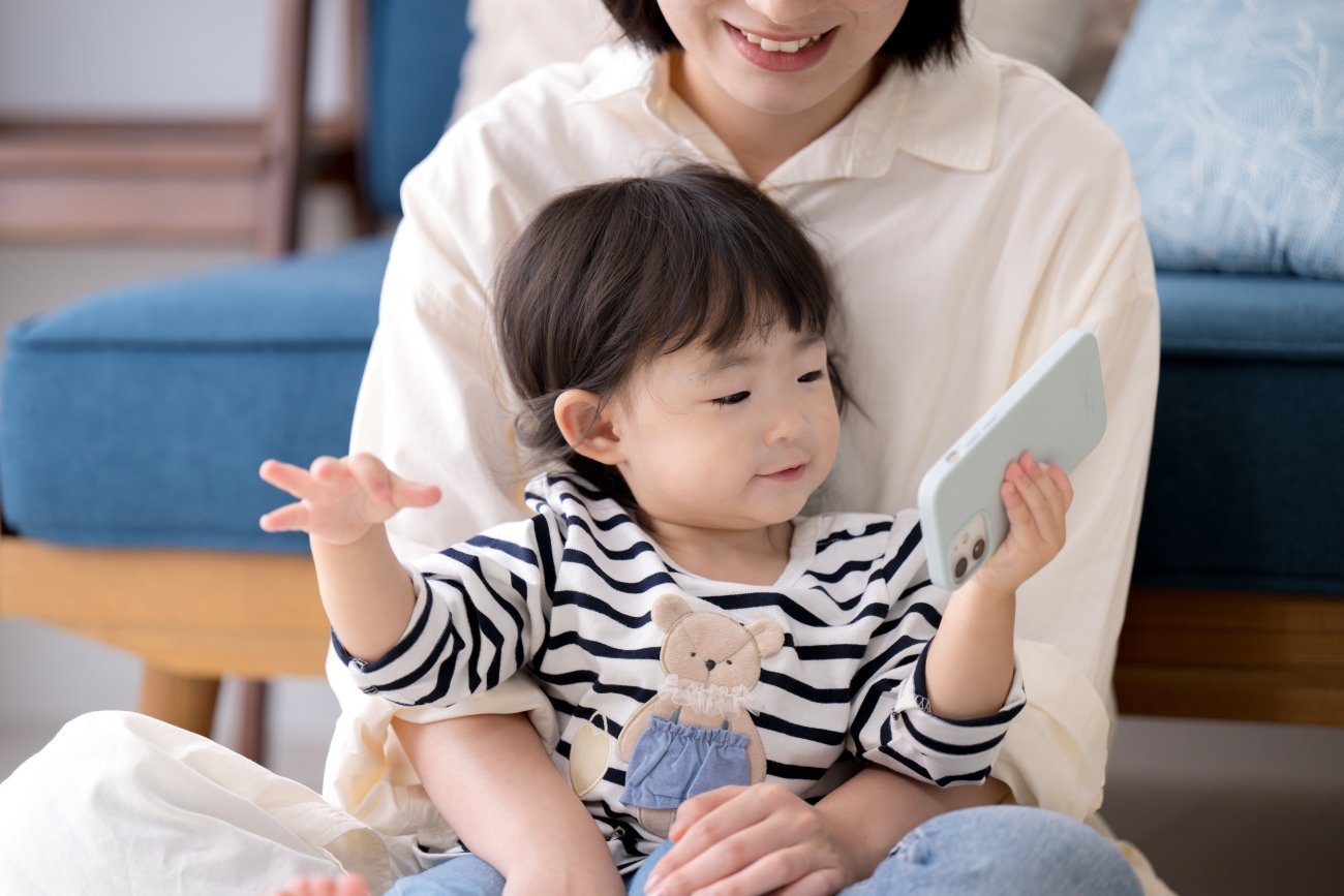 【小児科医が教える】0歳児にスマホを見せる時間は0分が理想。では5歳児は?