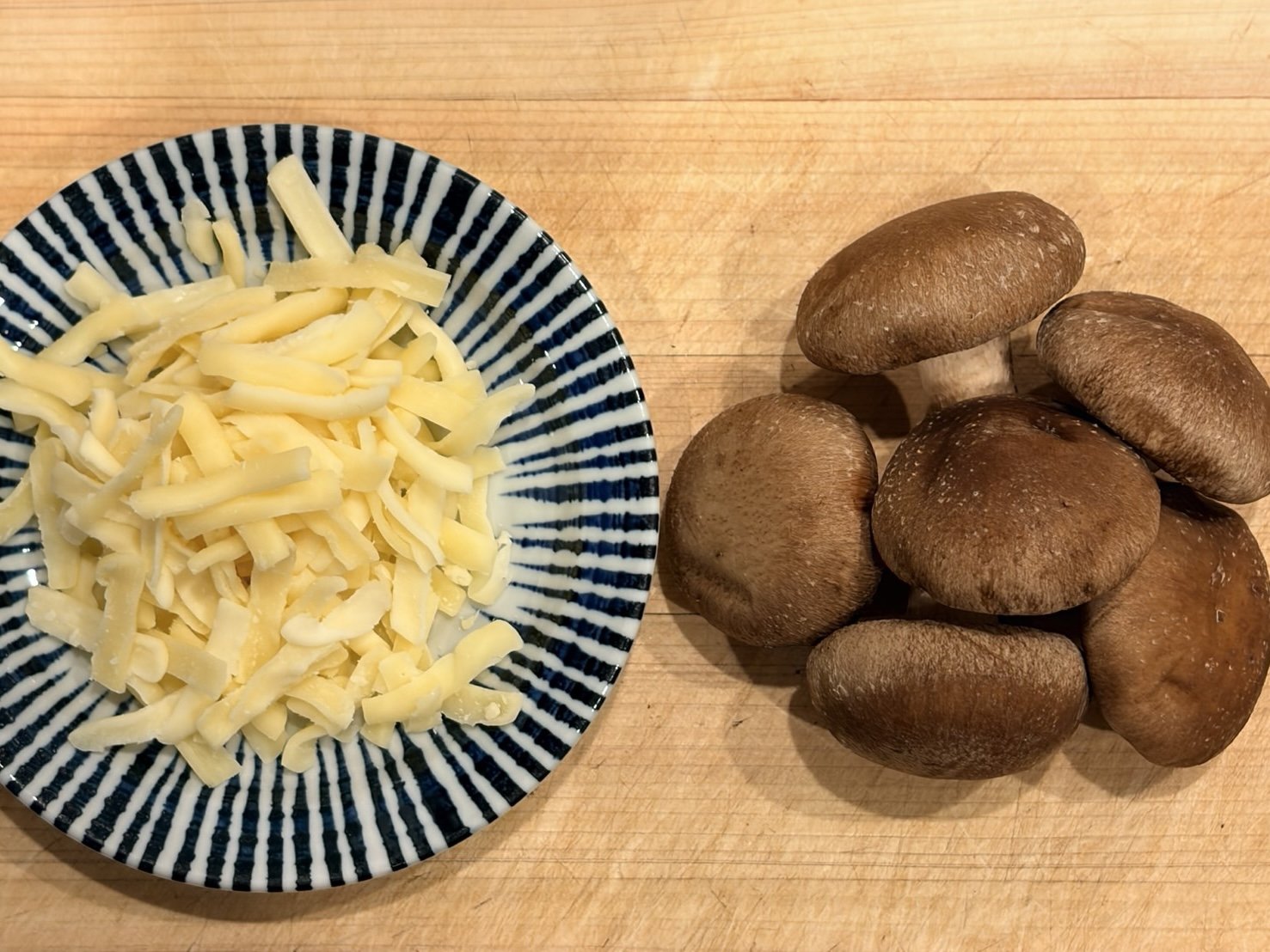 「椎茸のチーズ焼き」の主要な材料 撮影=ダイヤモンド・ライフ編集部