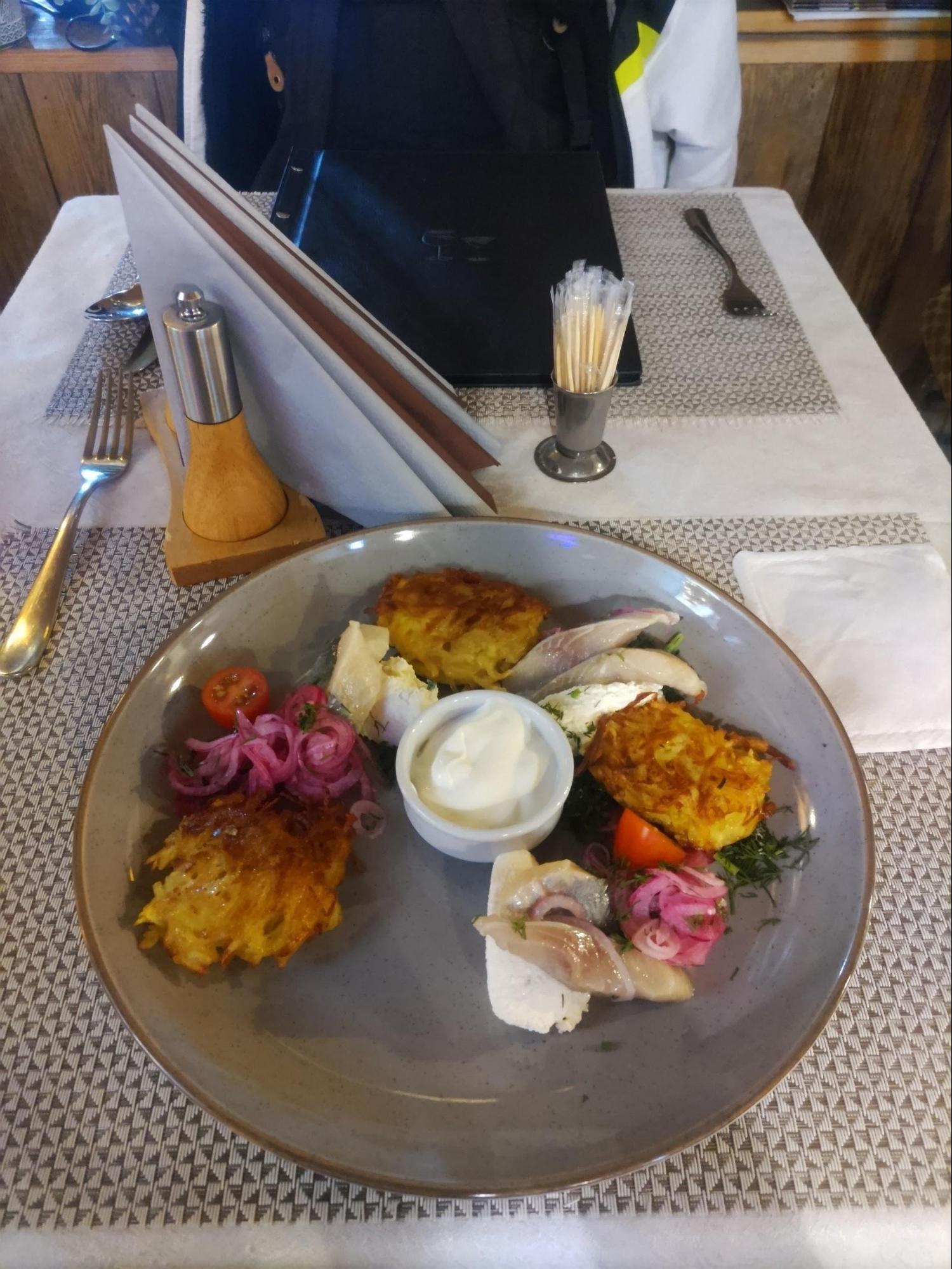 ランチで食べたプレート料理。思ってたよりもボリューミー。お値段は2000円くらい（提供＝筆者）