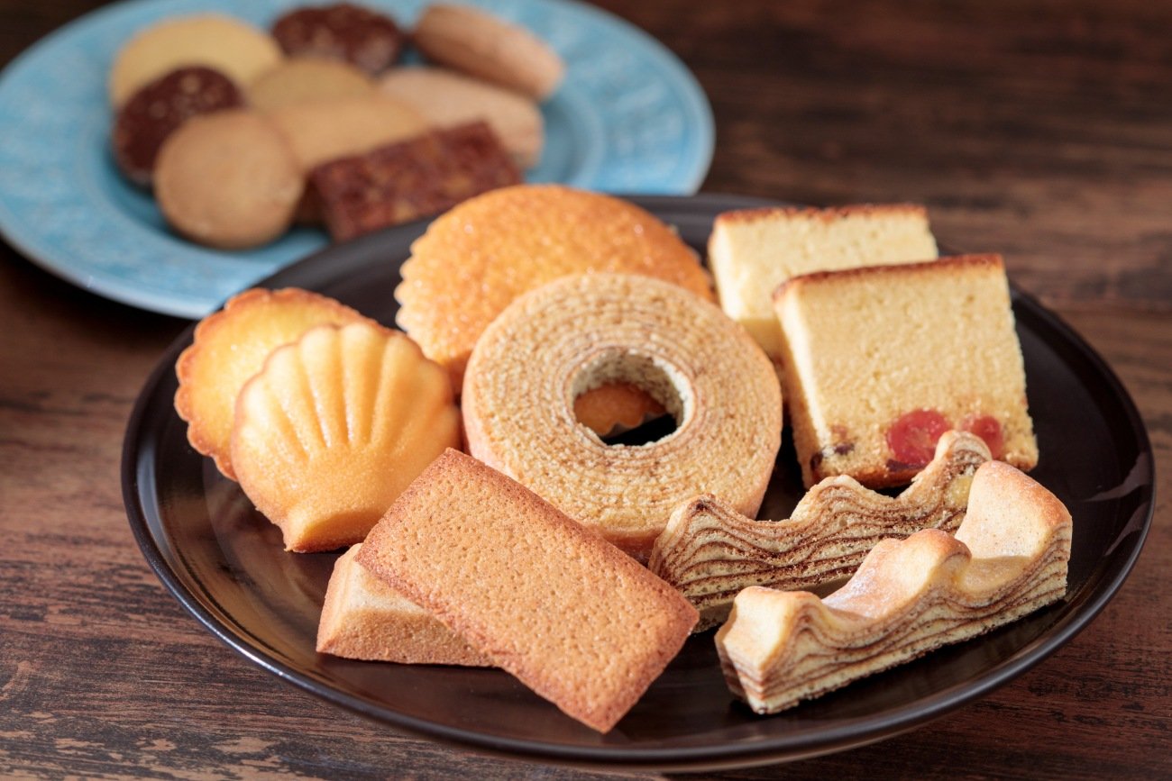 テーブルに出されたお菓子、育ちがいい人なら、いつ取るか?
