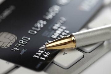 クレジットカードの入会審査の実態を解説！収入が少ない人や非正規で働く人はゴールドカードやプラチナカードは作れないのか？